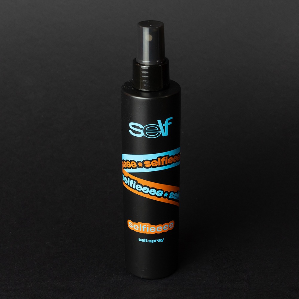Prodotto selfieeee spray al sale per capelli. Ideale per creare ciocche spettinate e un look casual & cool.